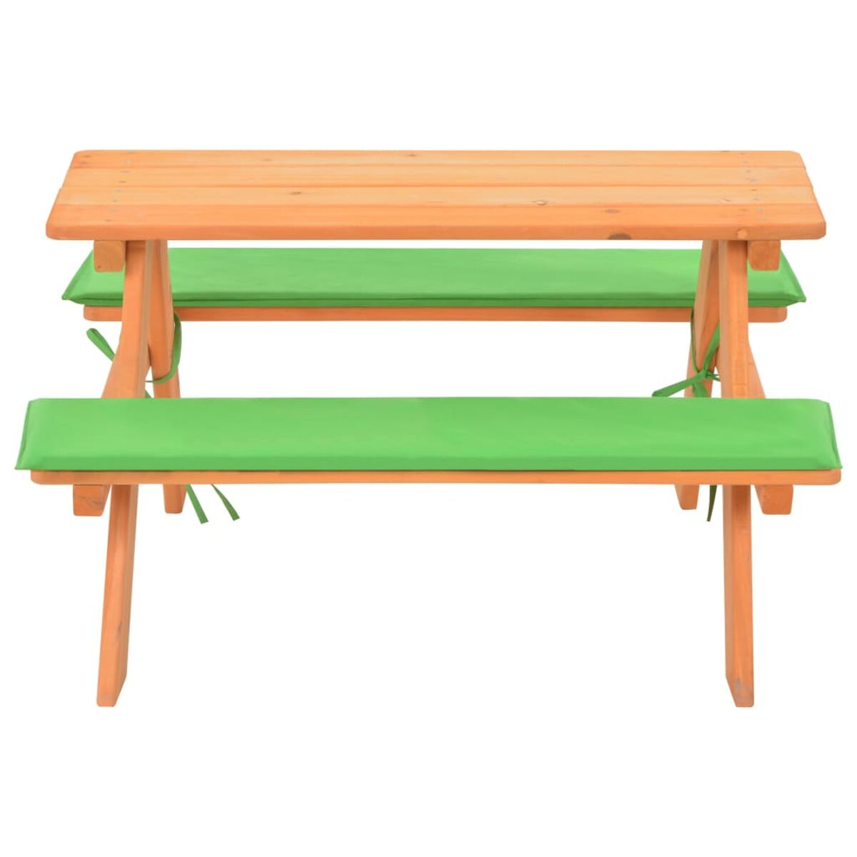 Picknicktisch aus Holz mit zwei Bänken und grünen Kissen. Weißer Hintergrund.