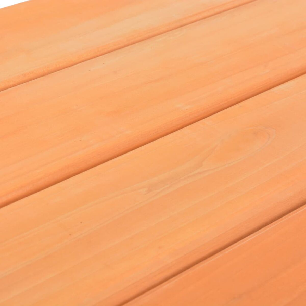 Nahaufnahme von diagonal angeordneten Holzbrettern, die die Holzmaserung zeigen.