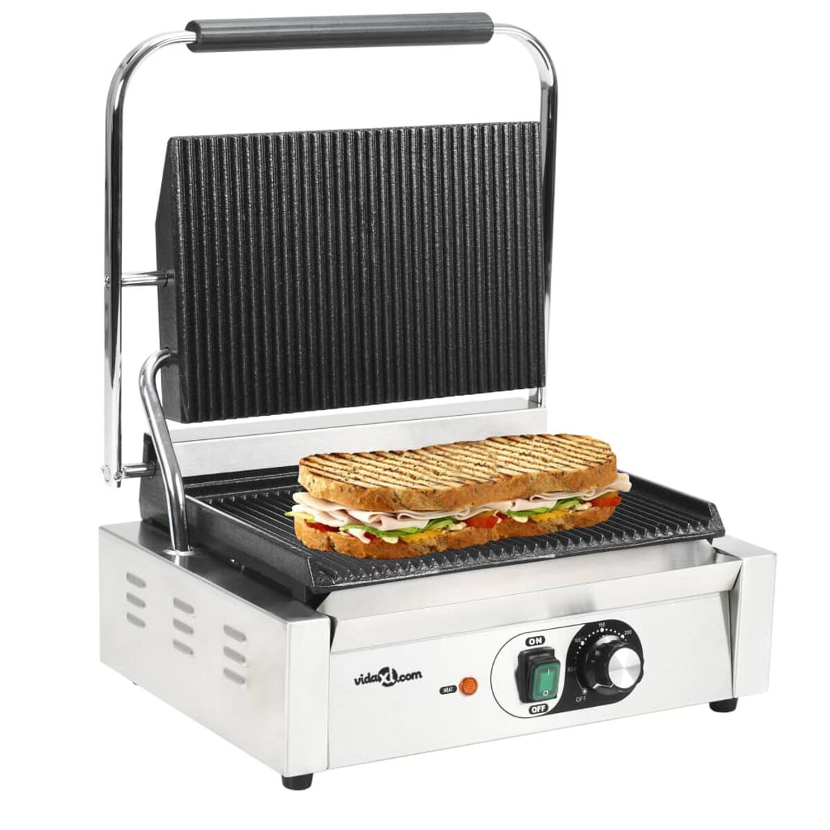 Eine Panini-Presse mit einem Sandwich darauf. Es hat ein Edelstahlgehäuse und einen schwarzen Grill.