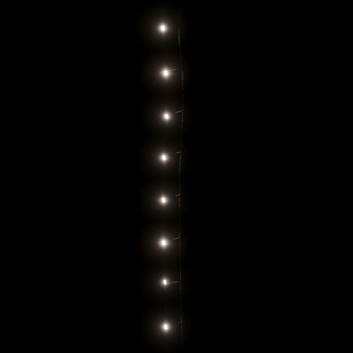 Lichterkette mit kleinen, hellen, warmweißen Lichtern auf schwarzem Hintergrund.