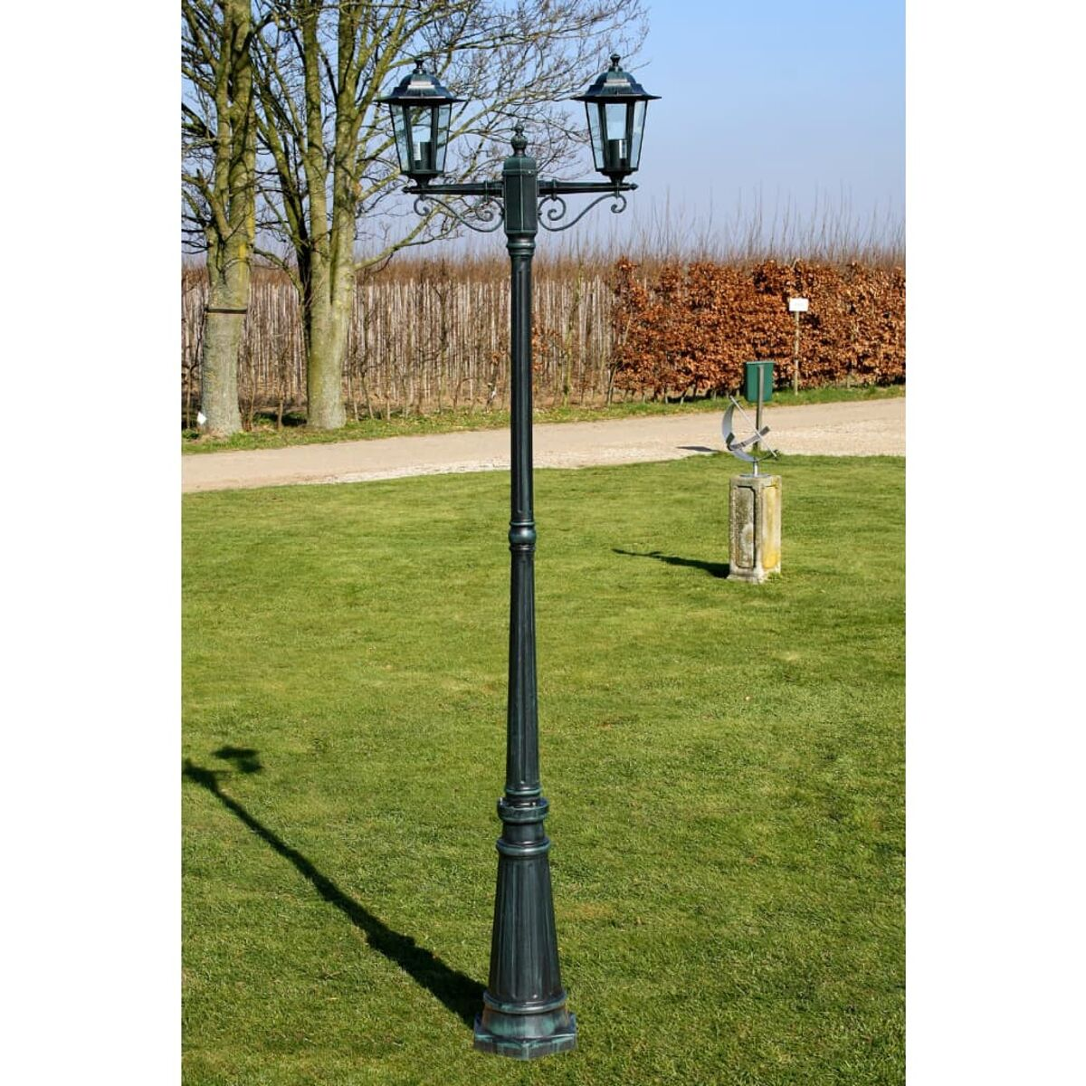 Doppellaterne auf einem Feld mit grünem Gras.
