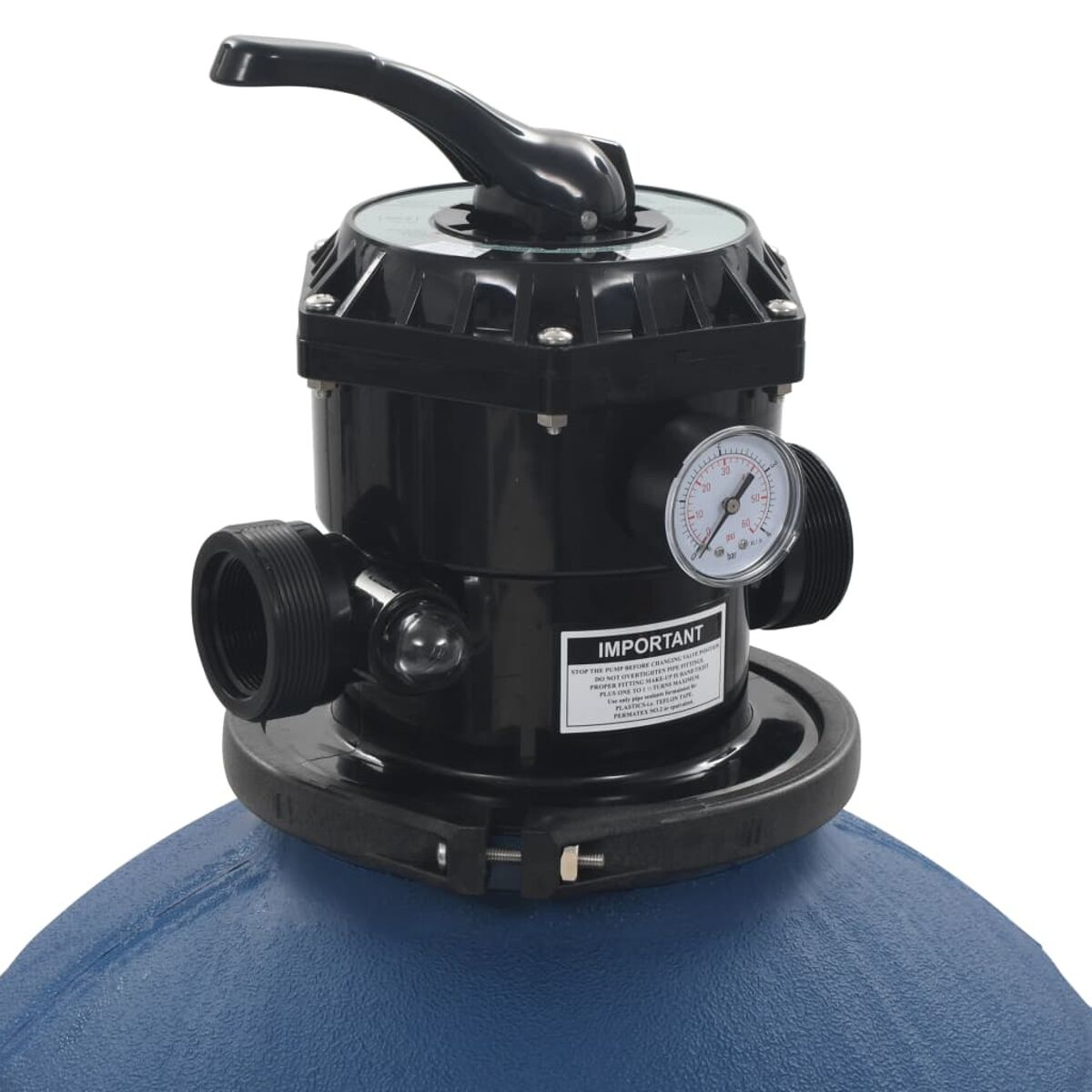 Schwarzes und blaues Poolfiltersystem. Es hat mehrere Anschlüsse und ein Messgerät. Weißer Hintergrund.