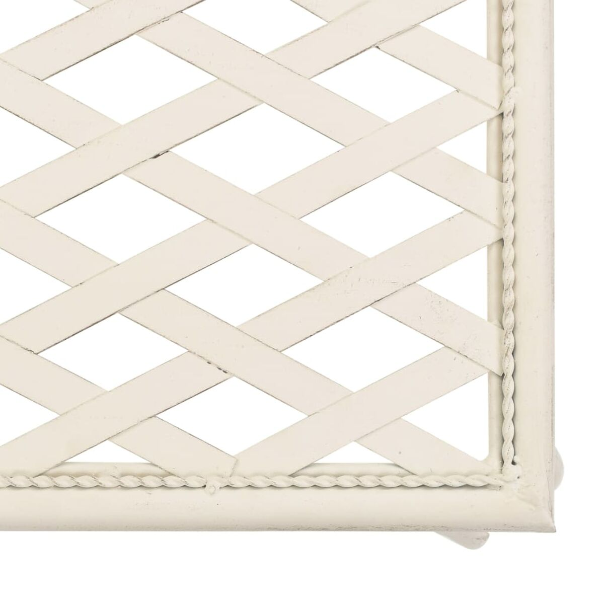 Cremefarbenes weißes Metallgitter. Das Muster ist ein diagonales Kreuz und Quer. Der Hintergrund ist weiß.