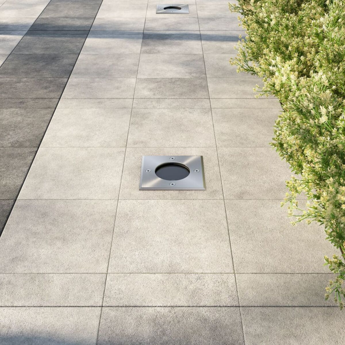 Außenweg mit versenkten Lichtern, quadratische Formen, gepflastert mit Steinplatten.