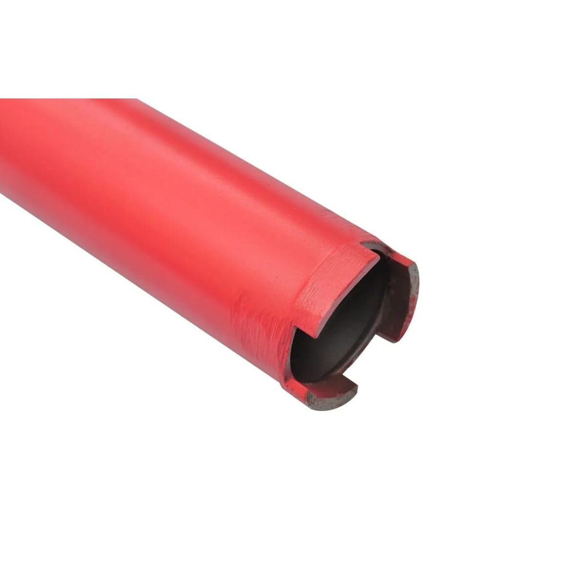 Ein roter Kernbohrer, mit schwarzem Innenraum, nach rechts abgewinkelt, isoliert auf Weiß. Der Bohrer ist für Beton.