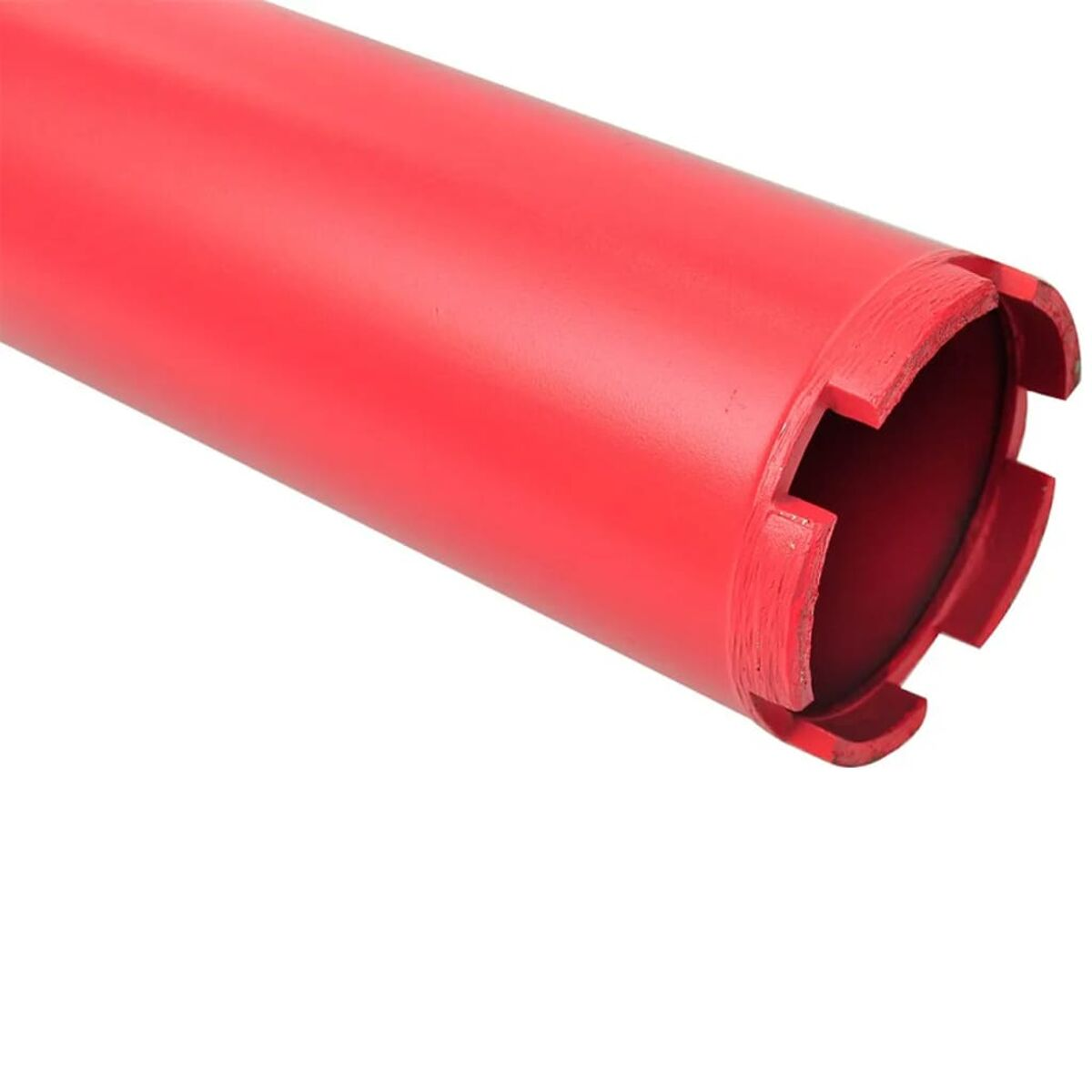 Ein roter Kernbohrer. Das Schneidende hat Kerben. Es hat eine röhrenförmige Form und weißer Hintergrund.
