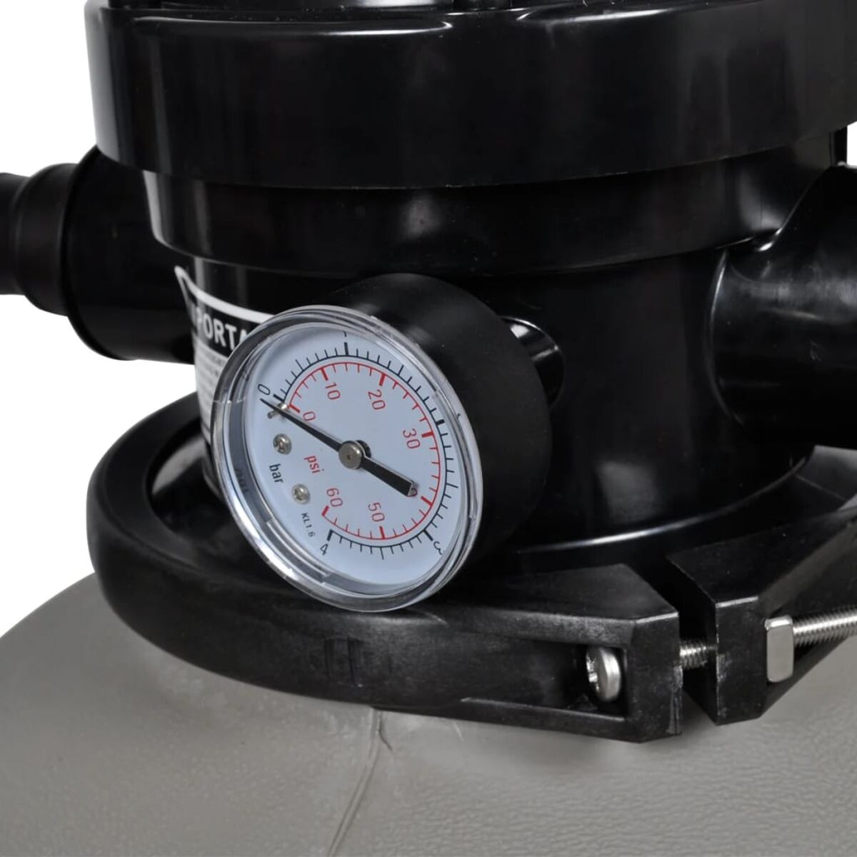 Nahaufnahme eines schwarzen Poolfilters mit Messgerät, das den Druck anzeigt.