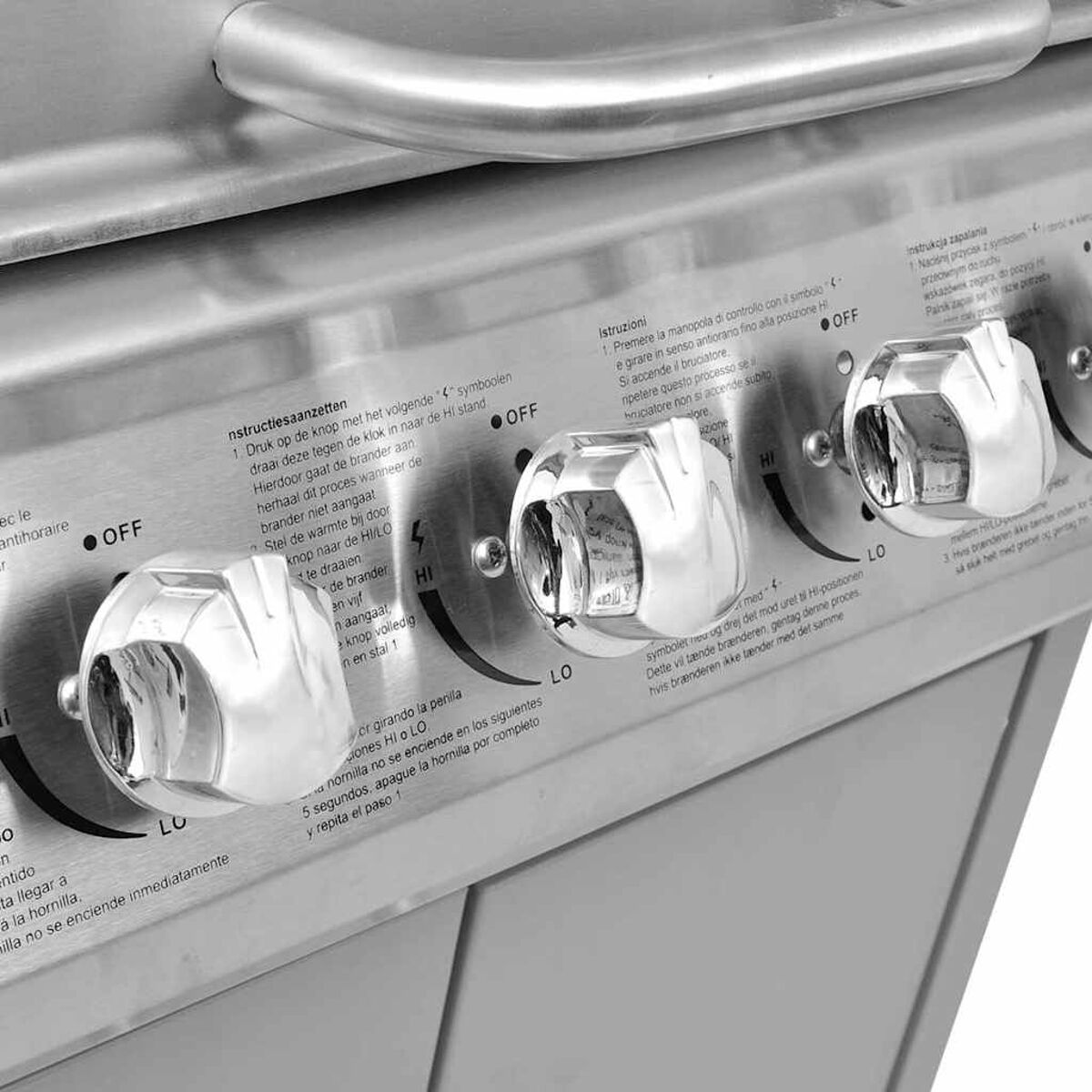 Nahaufnahme der Bedienknöpfe eines Grills. Die Knöpfe sind silberfarben, mit Hitzegraden.