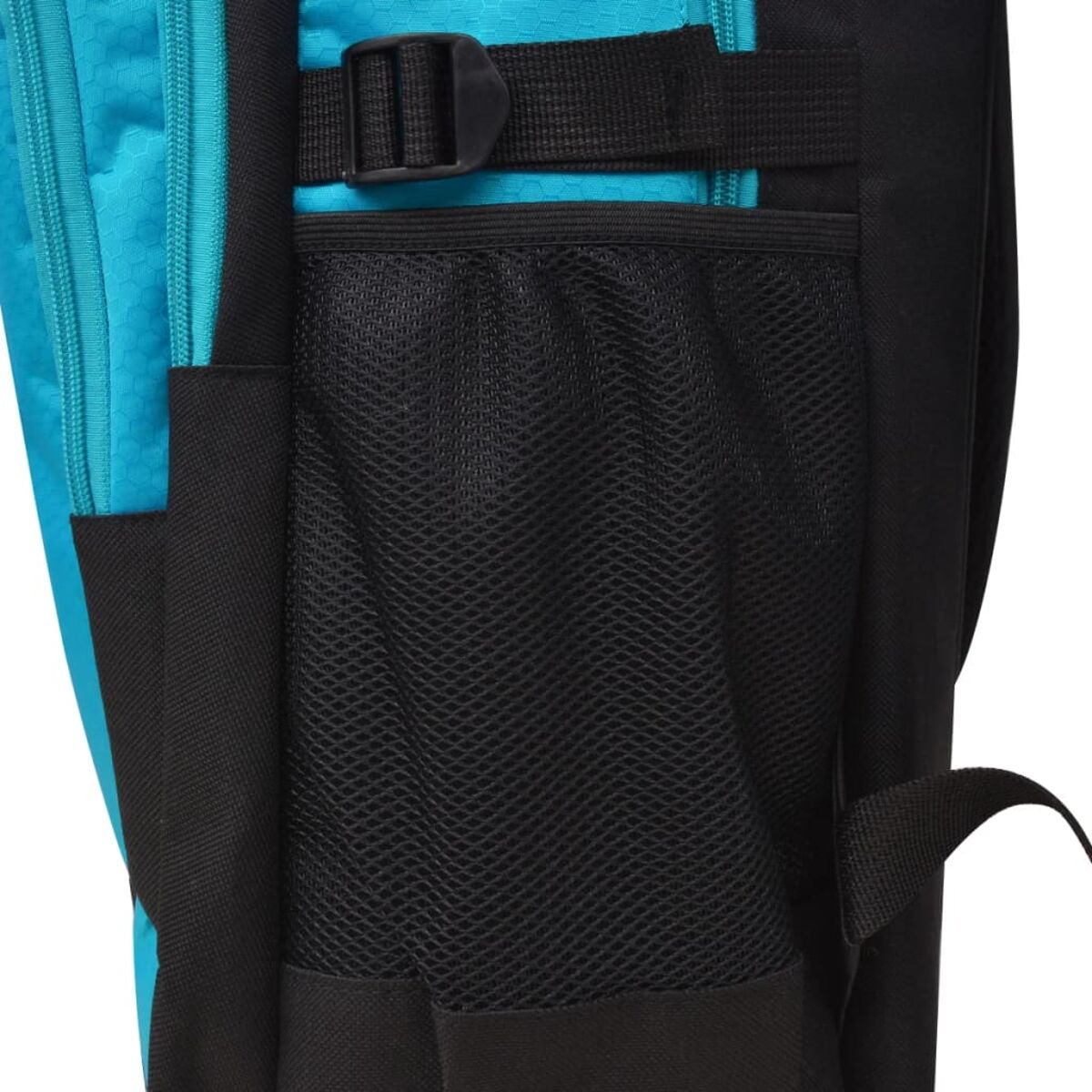 Nahaufnahme eines Rucksacks, zeigt eine türkisfarbene Vordertasche und eine schwarze Netztasche.
