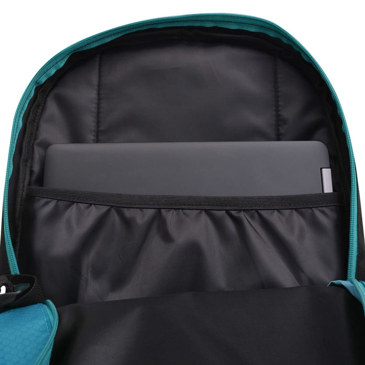 Offener Rucksack mit Laptop im Inneren. Schwarze Innenausstattung mit türkisfarbenem Besatz. Weißer Hintergrund.