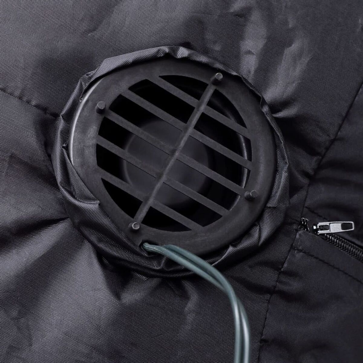 Schwarzer Ventilator mit Schutzgitter. Der Ventilator ist in einem schwarzen Stoff mit Reißverschluss untergebracht.