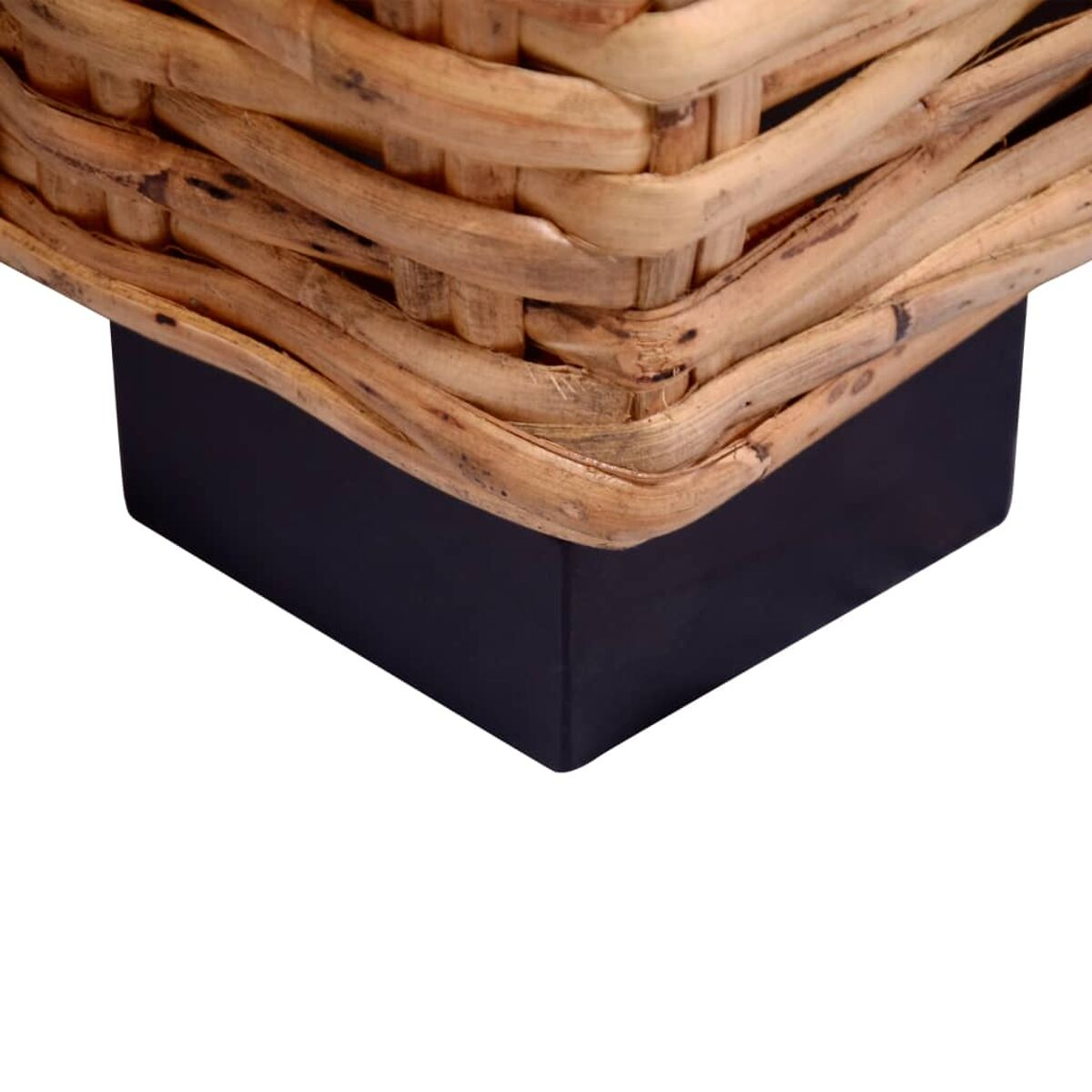 Nahaufnahme einer gewebten Rattan-Tischecke, braune Farbe, auf schwarzem Sockel.