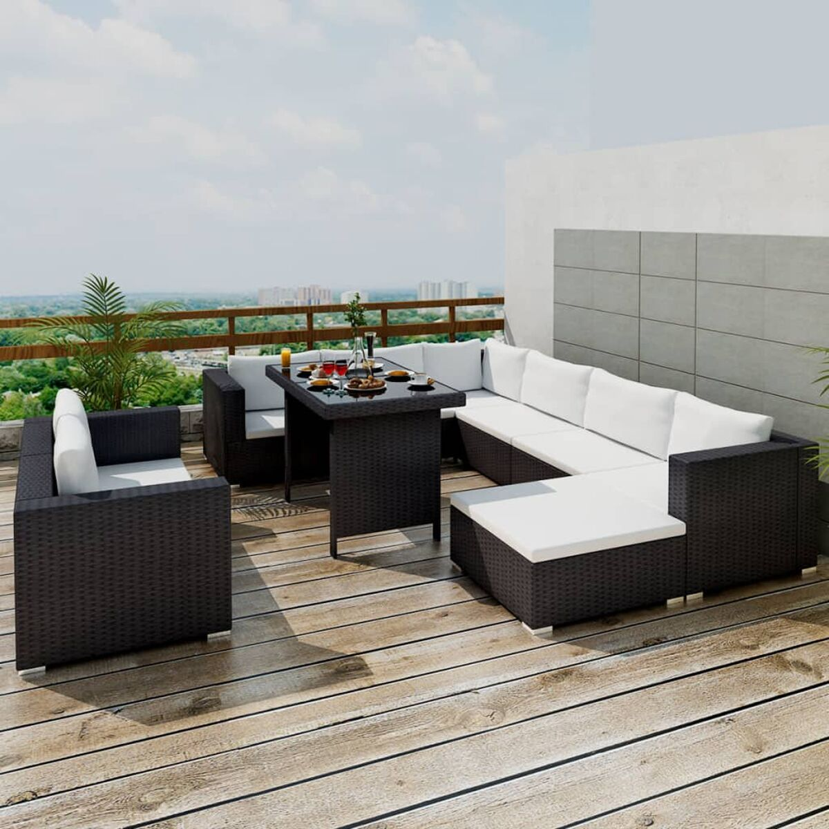 Terrassenmöbel-Set im Freien mit dunkelbraunen Korbmöbeln, weißen Kissen und einem Tisch.