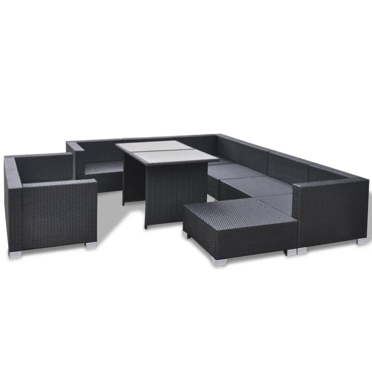 Ein dunkles Rattan-Gartenmöbel-Set mit Tisch und Kissen auf weißem Hintergrund.