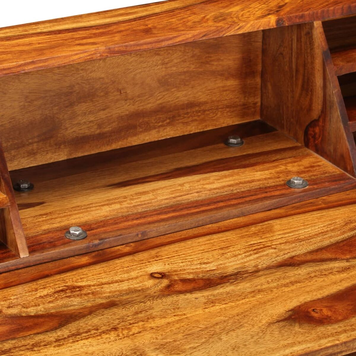 Holzschreibtisch-Detail mit sichtbaren Schrauben und natürlicher Holzmaserung.