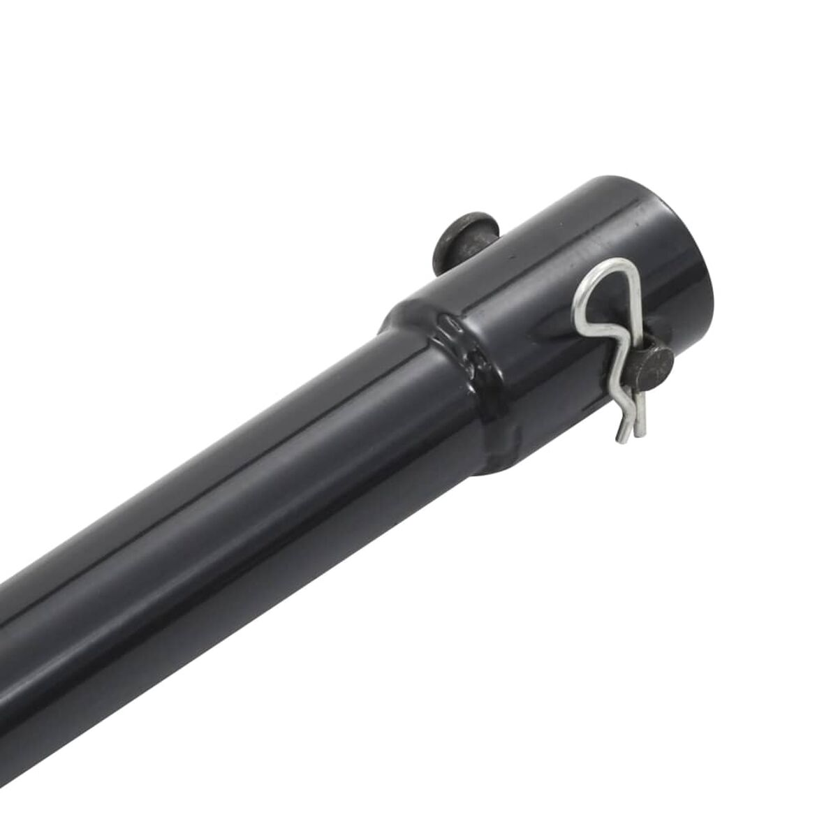 Primo piano di un tubo di metallo nero con un perno inserito attraverso un foro.