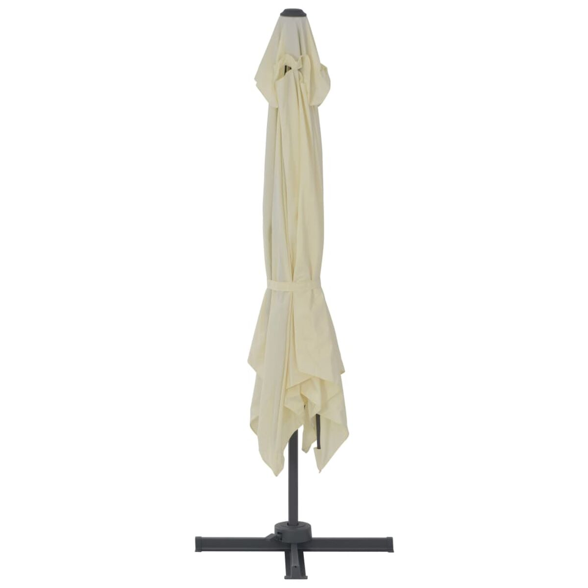 Un ombrellone da patio beige chiuso. L'ombrello è alto e sottile. Ha una base e un palo scuri.