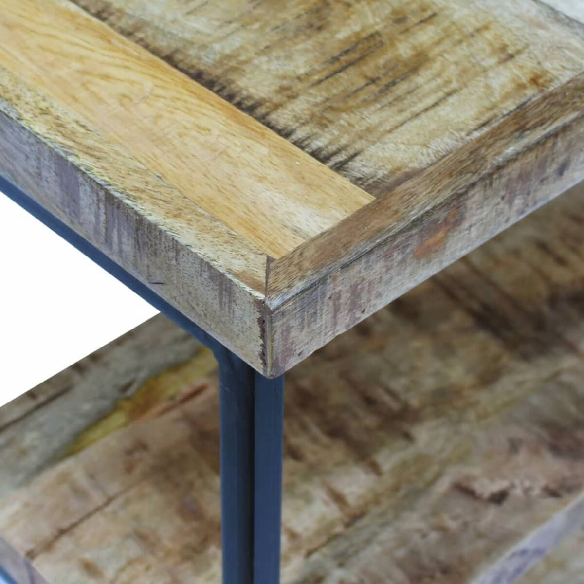 Nahaufnahme der Kante eines Holztisches. Zeigt die Ecke und die Holzmaserung.