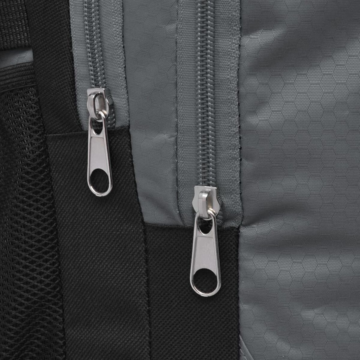 Nahaufnahme von zwei silbernen Reißverschlüssen auf einem grauen Rucksack.