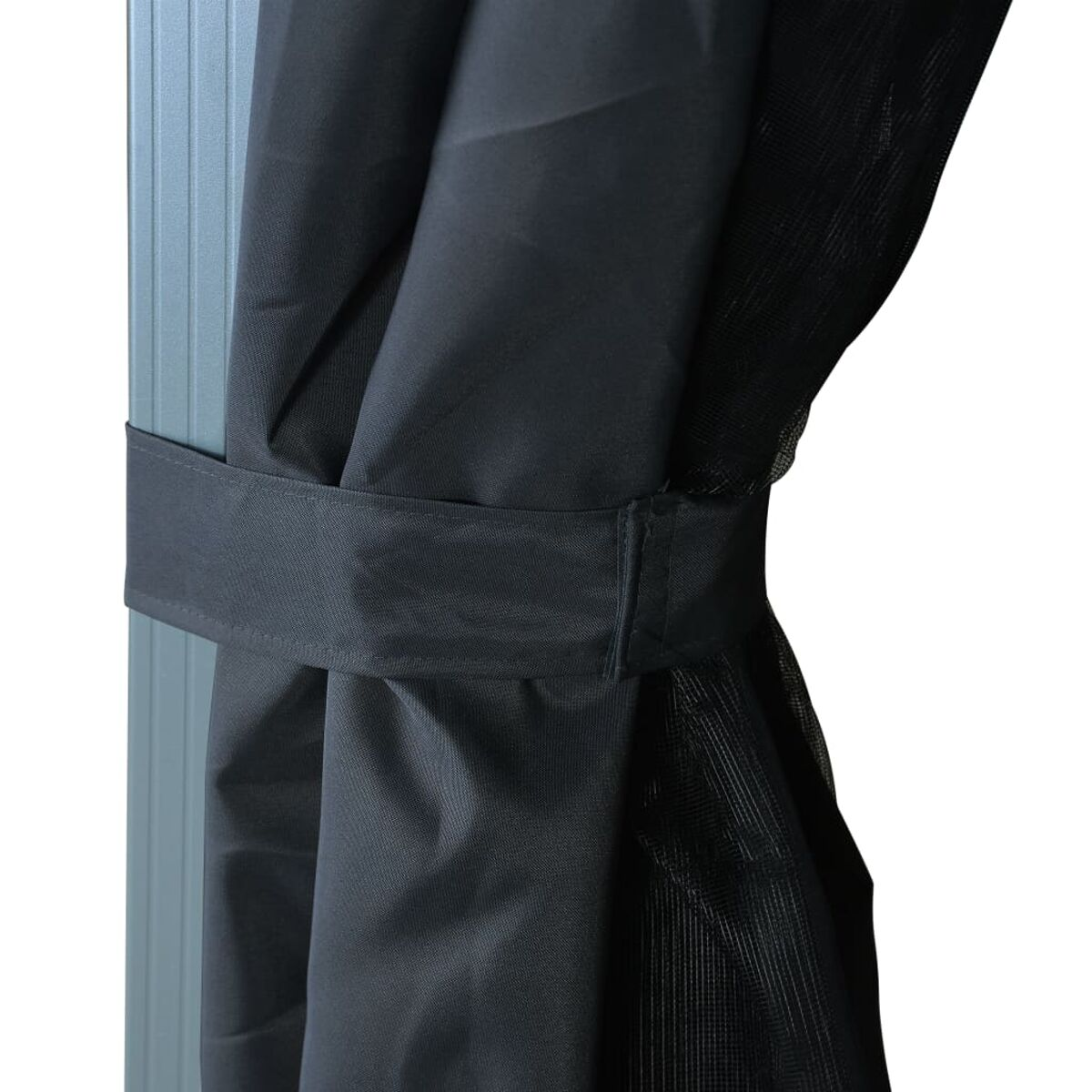 Schwarzer Vorhang mit einem Netzabschnitt und einem Rückhalteband.