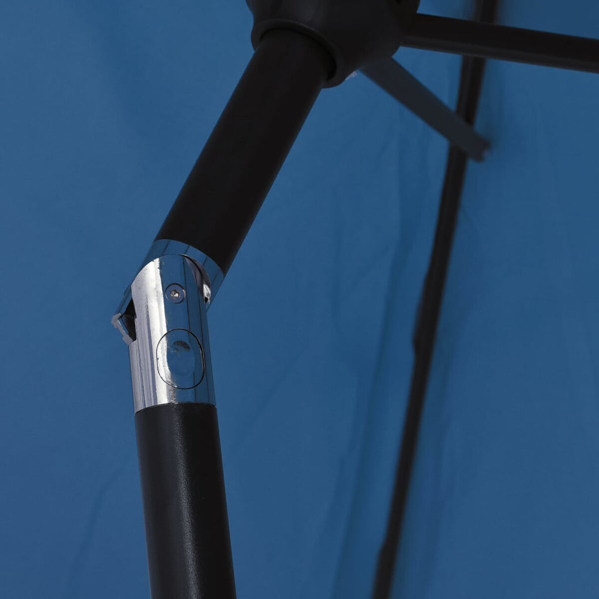 Schwarzer Regenschirmrahmensektion mit silbernem Gelenk auf blauem Hintergrund.