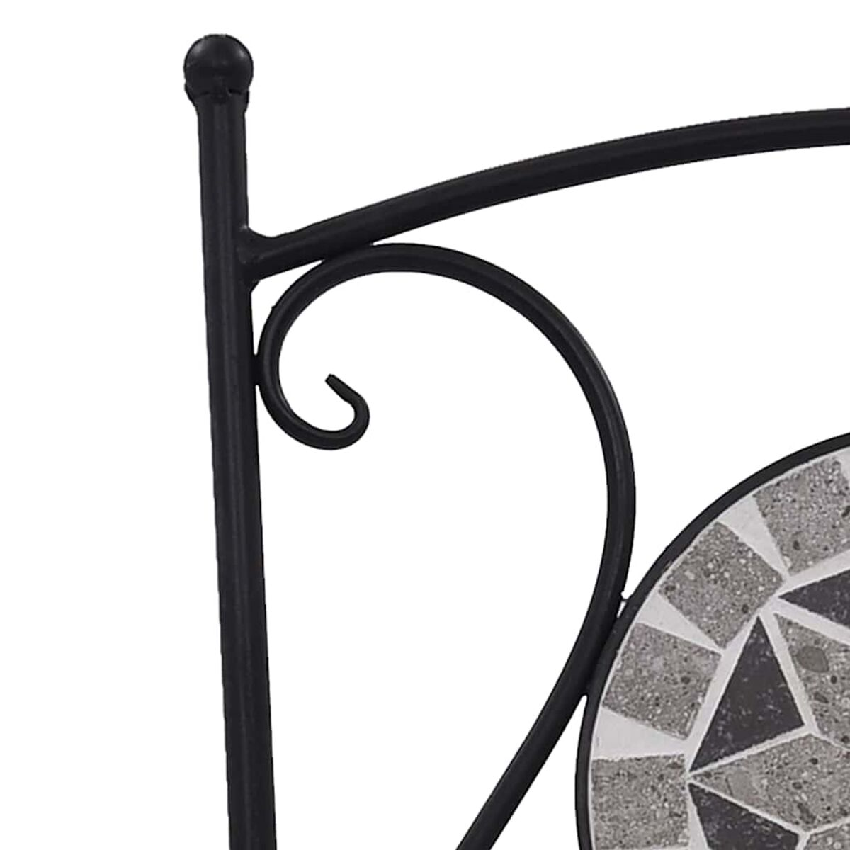 Nahaufnahme des Detail einer schwarzen, dekorativen Metall-Stuhlrückseite mit Mosaik-Tischplatte.