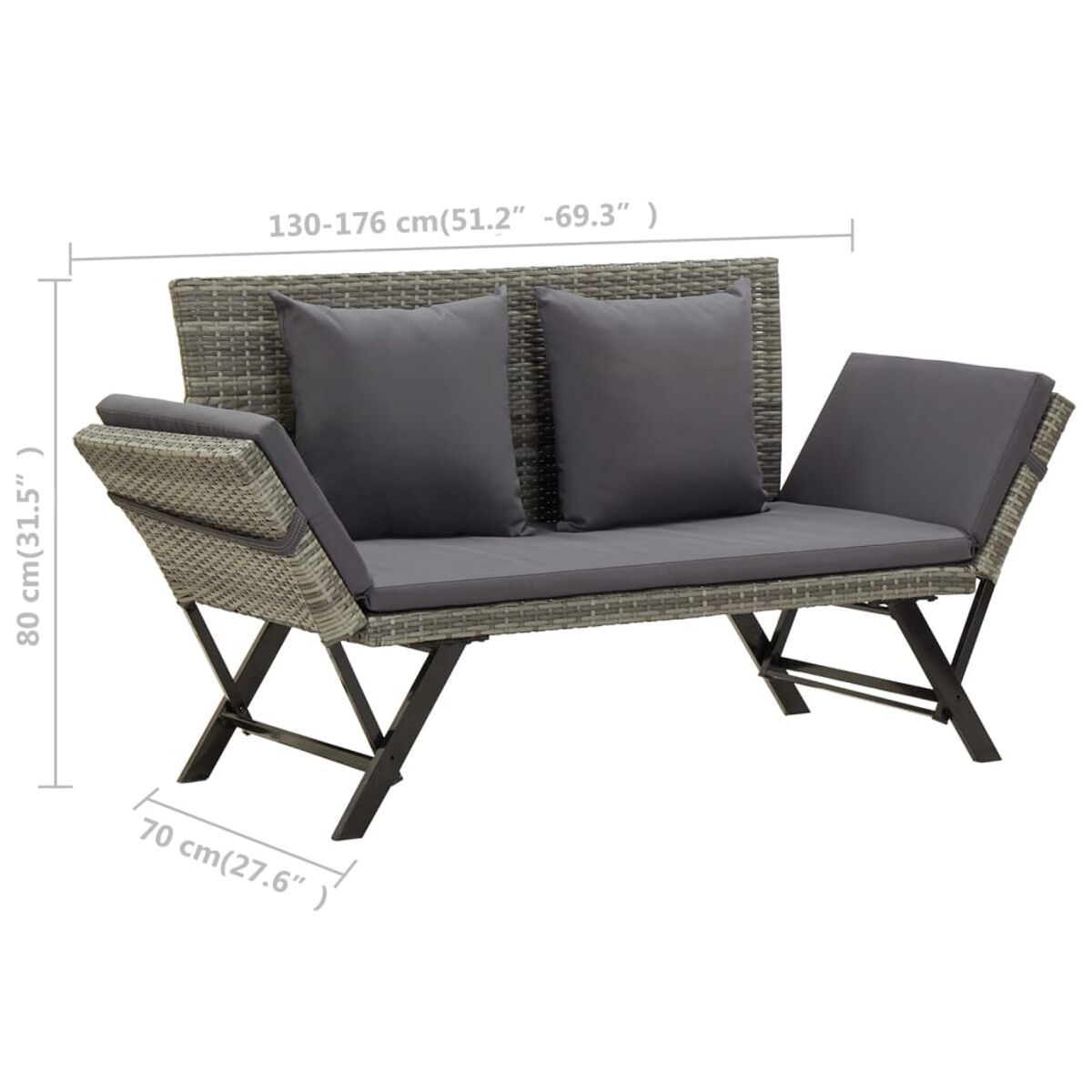 Geflochtenes Outdoor-Sofa mit dunkelgrauen Kissen und Metallrahmen. Abmessungen enthalten.