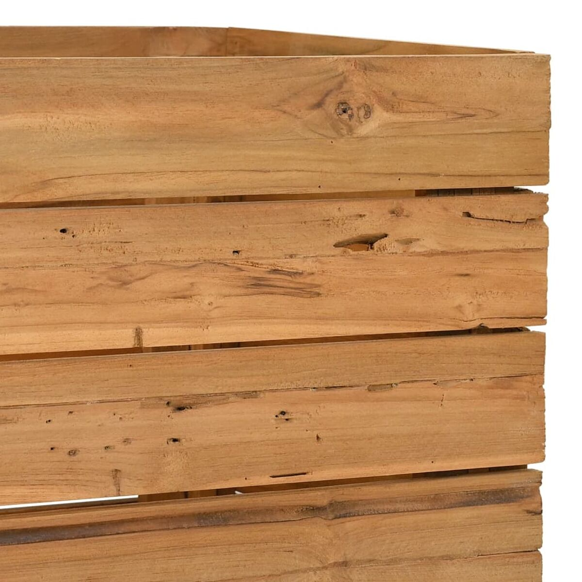 Nahaufnahme einer Holzkiste aus horizontalen Holzplanken. Das Holz hat Knoten und Markierungen.
