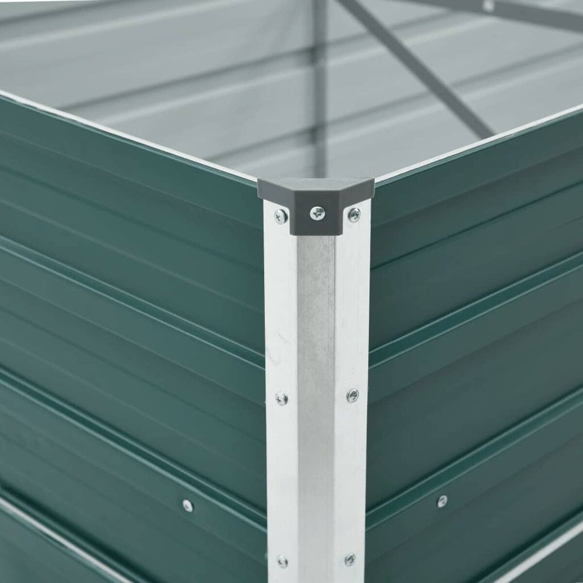 Ecke eines grünen Metallpflanzgefäßes mit silbernen Eckpfosten und grauen Eckkappen.