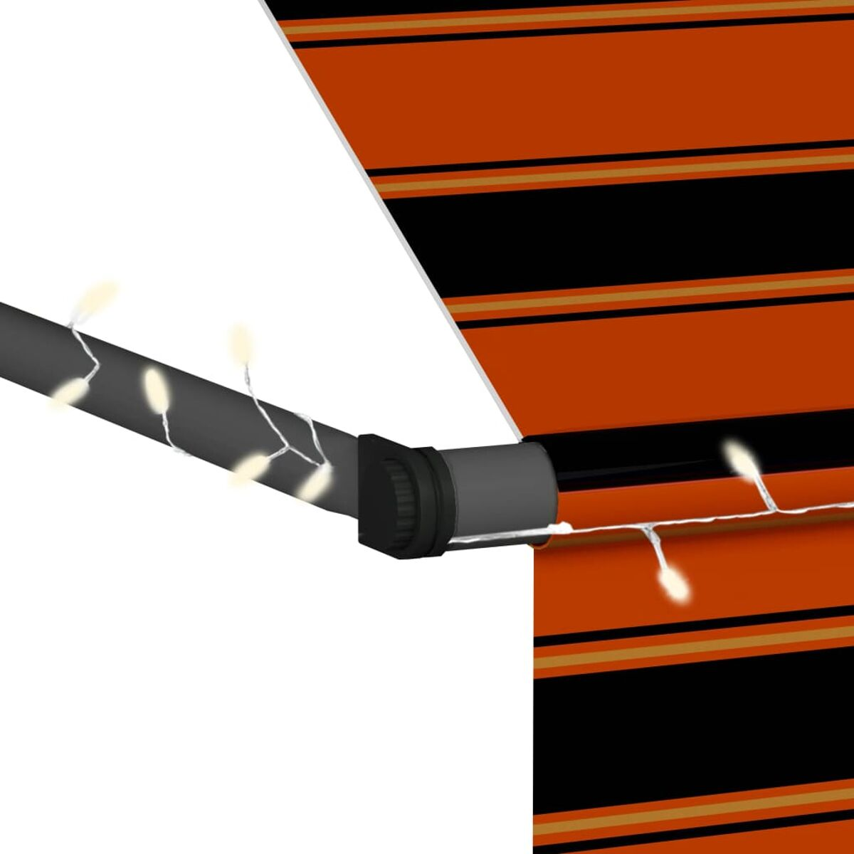 Nahaufnahme einer orange-schwarz gestreiften Markise mit Lichterketten und weißem Hintergrund.