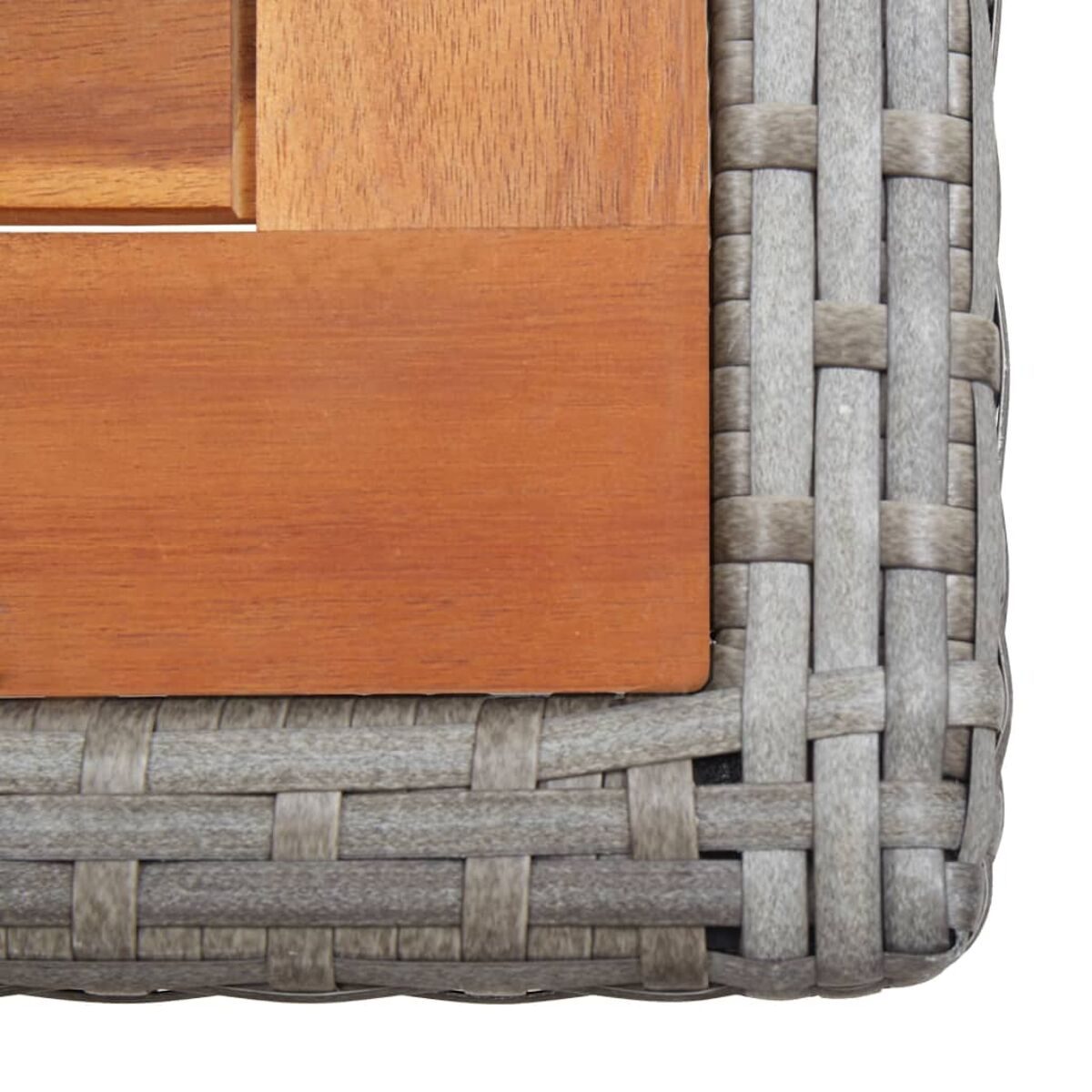 Nahaufnahme einer Ecke eines grauen Korbtisches mit Holzverkleidung. Das Holz ist hellbraun.