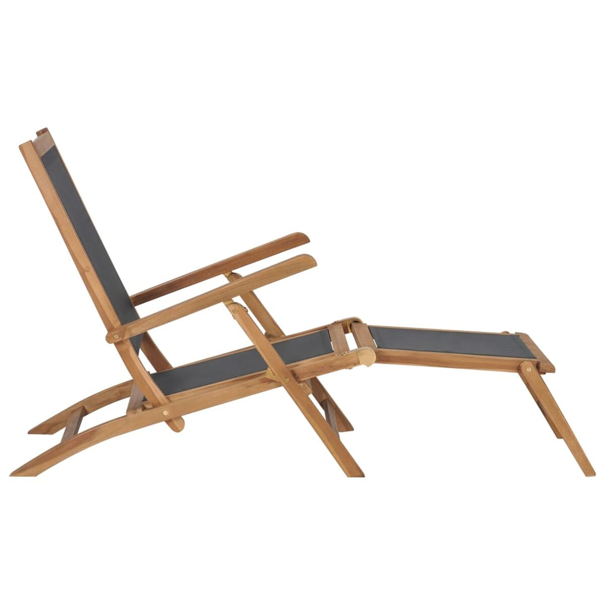 Klappbarer Liegestuhl aus Holz. Dunkelgrauer Stoff-Sitz und -Rücken. Weißer Hintergrund.
