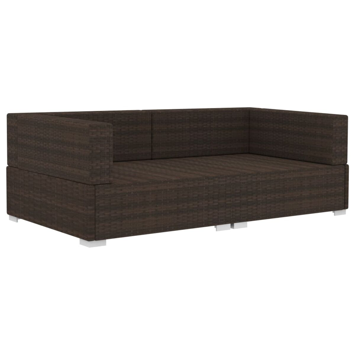 Braunes Korbmöbel-Sofa mit zwei Armlehnen. Weiße Füße. Weißer Hintergrund.