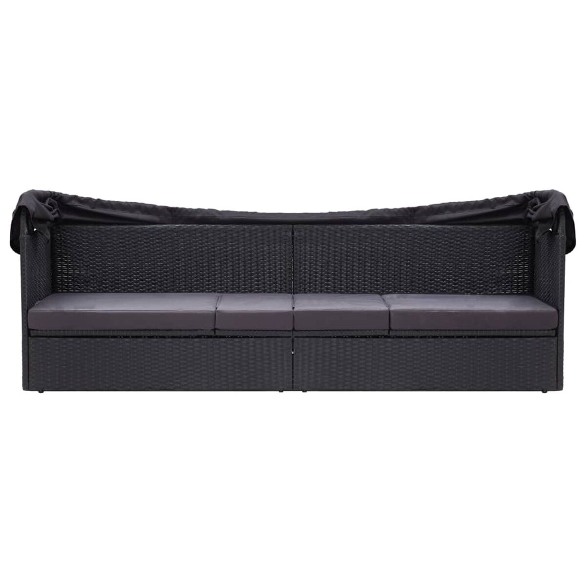 Ein schwarzes Korbmöbelsofa mit dunkelgrauen Kissen. Das Sofa hat eine schwarze Abdeckung.