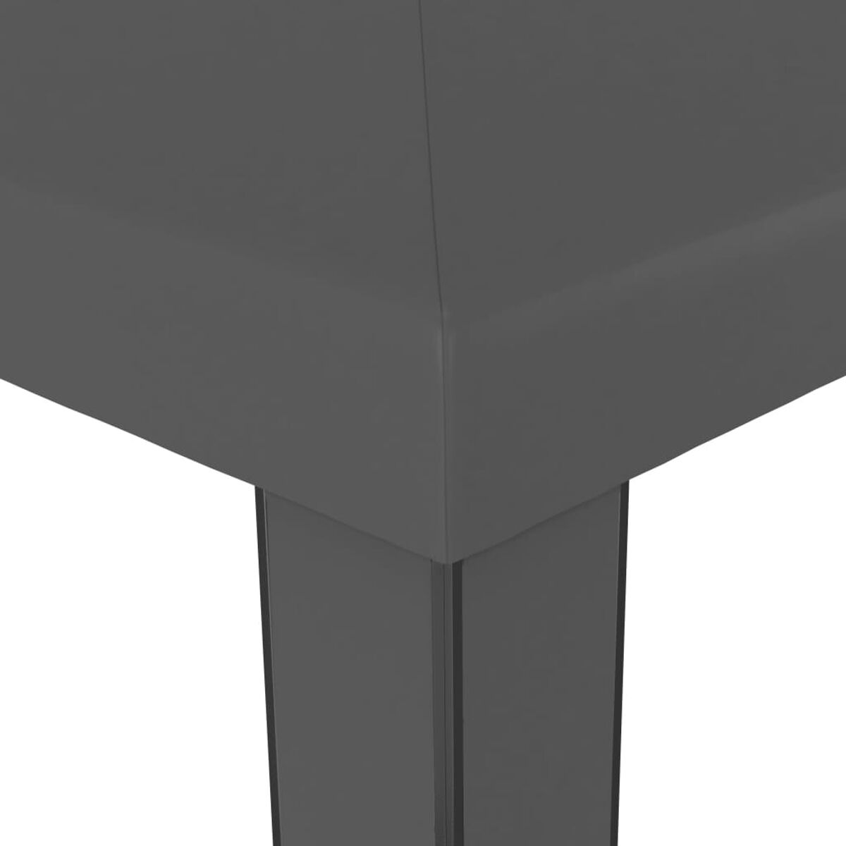 Ecke eines grauen Tisches mit quadratischer Oberseite und rechteckiger Basis.