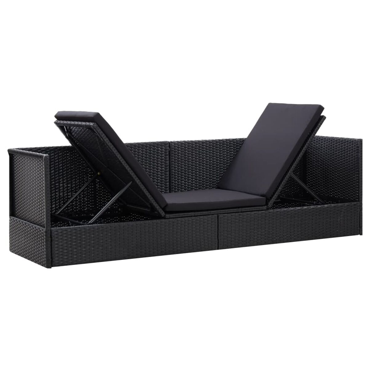 Ein schwarzes Rattan-Outdoor-Sofa mit verstellbaren Rückenlehnen, mit schwarzen Kissen.