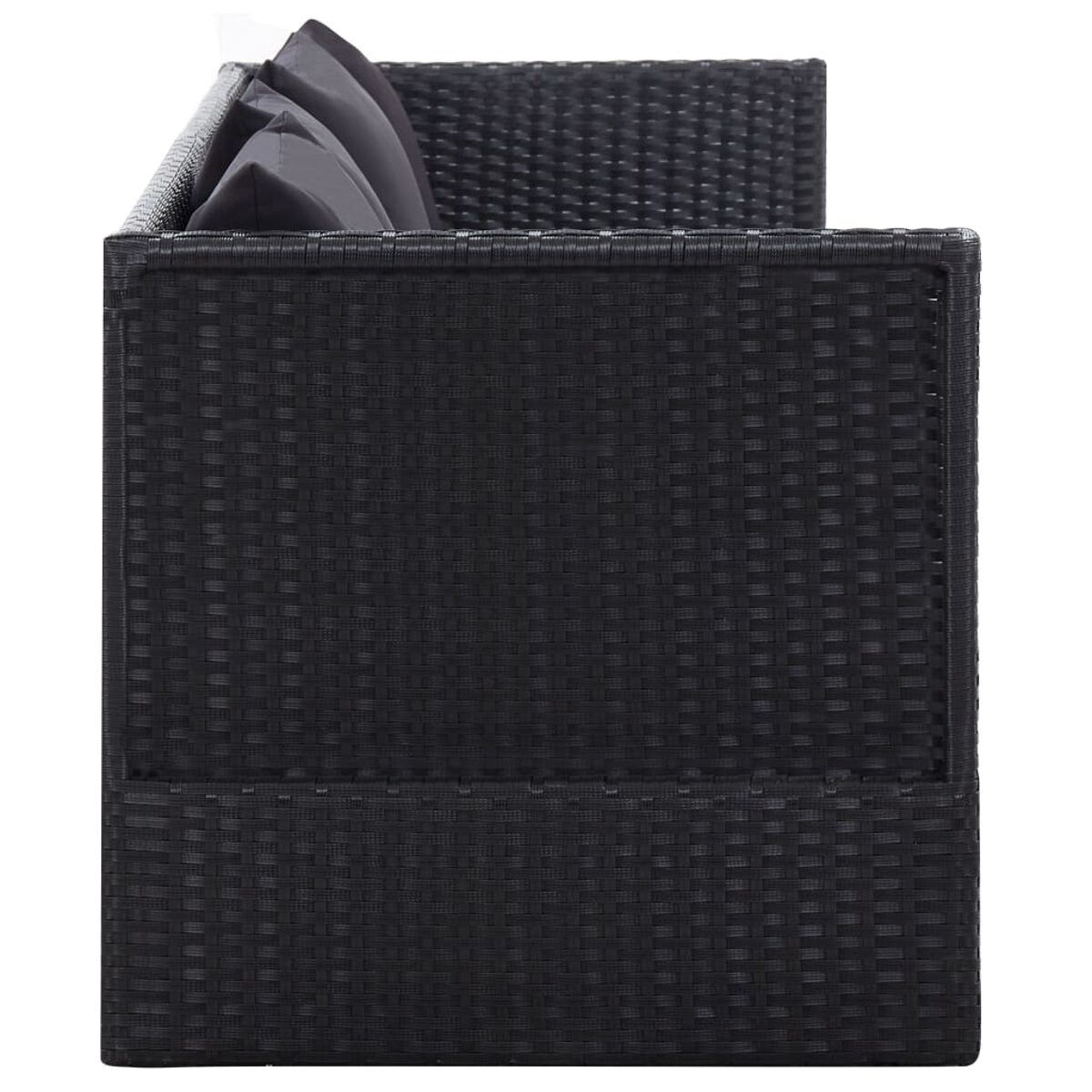 Schwarzes Sofa aus gewebtem Rattan mit dunklen Kissen. Seitenansicht. Weißer Hintergrund.