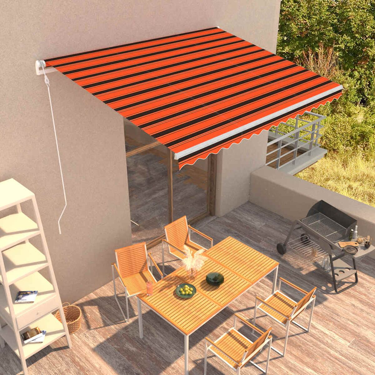 Terrasseneinrichtung im Freien mit gestreifter Markise, Tisch, Stühlen, Grill und Leiter an der Wand.