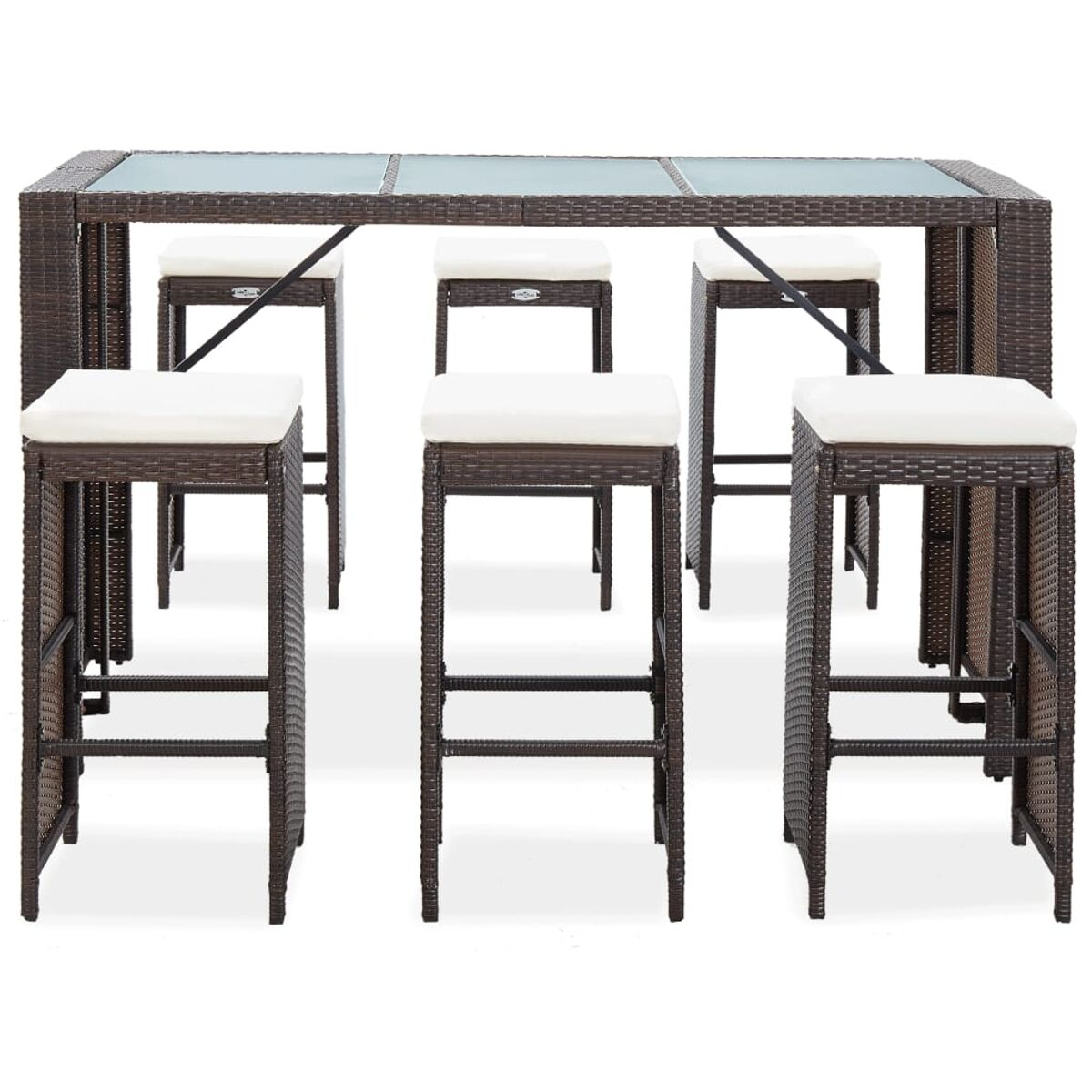 Braunes Outdoor-Bartisch-Set aus Korbgeflecht mit Tisch und Hockern. Weiße Kissen.