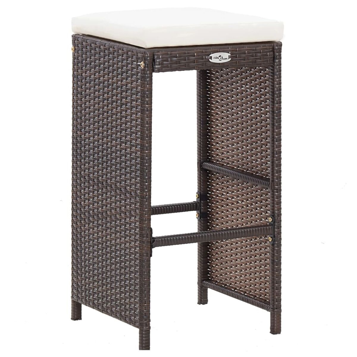Brauner Rattan-Barhocker mit weißem Kissen auf weißem Hintergrund.