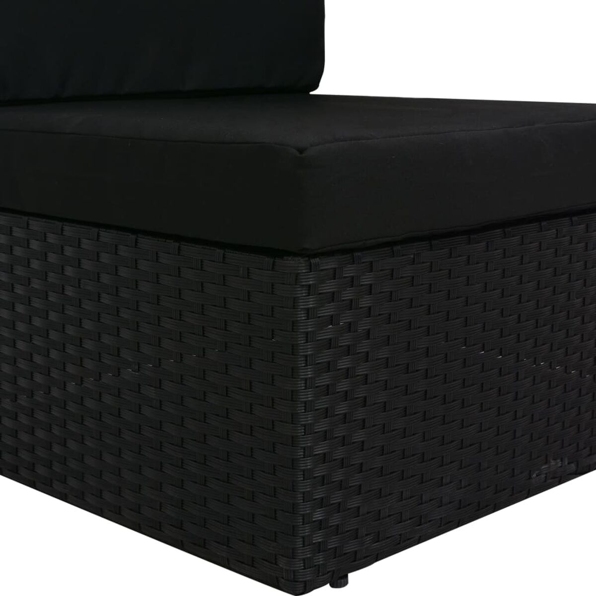 Schwarzes Rattansofa Eckdetail, schwarzes Kissen oben.