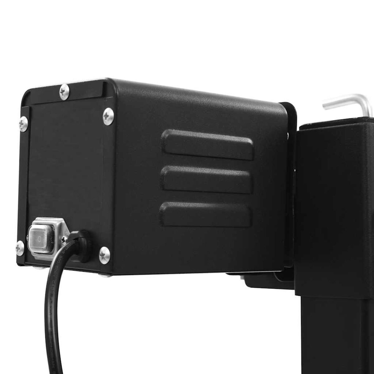 Dispositivo eléctrico de metal negro con botón de encendido.