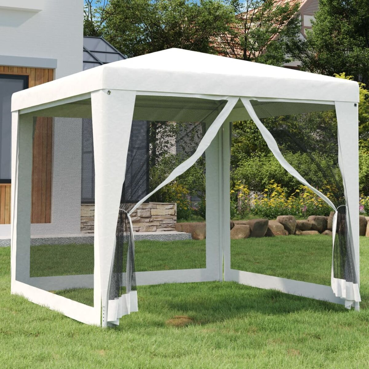 Ein weißer Pavillon mit Gitterseiten und Vorhängen. Es steht auf einer Rasenfläche.