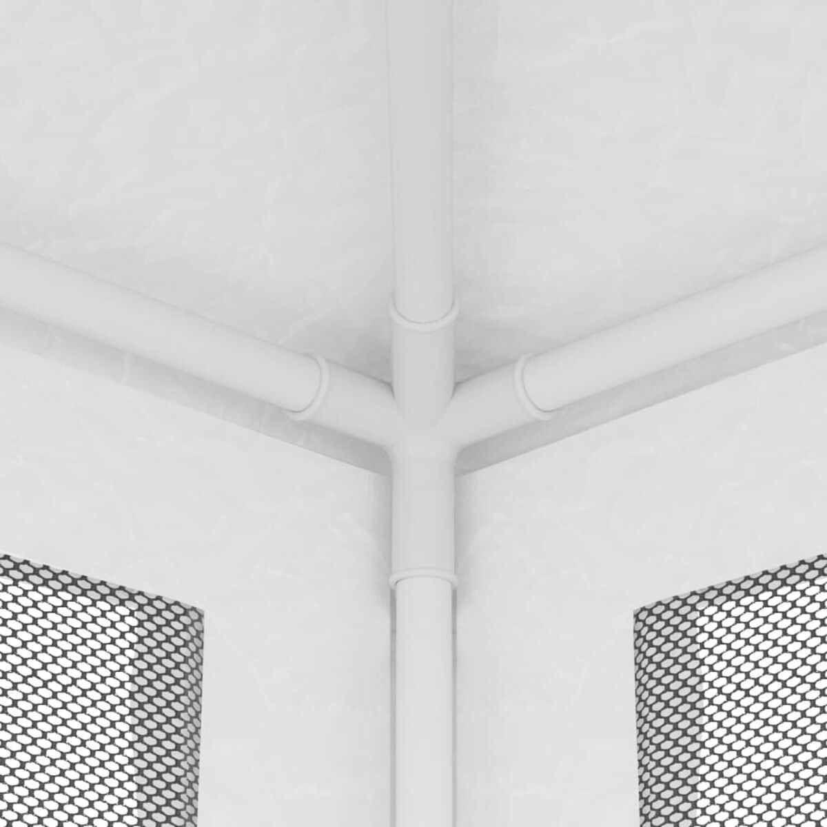 Weißes Pavillondach-Interieur mit weißen Rohren. Schwarzes Netz sichtbar.