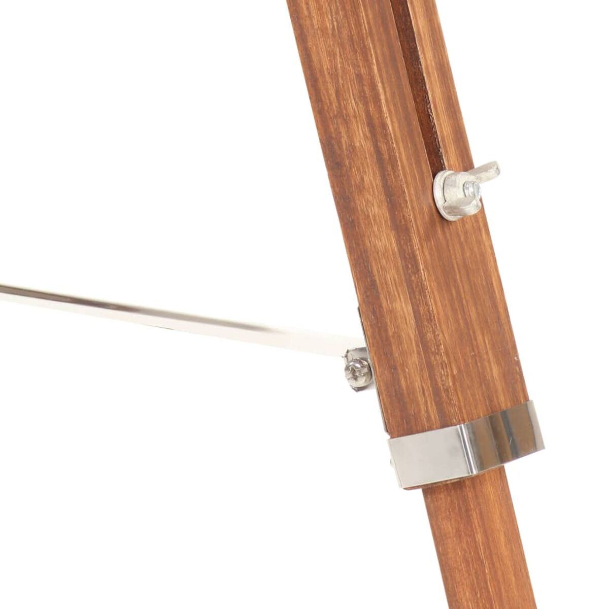 Nahaufnahme eines Holzstativbeins mit Metall- und Schraubendetails auf weißem Hintergrund.