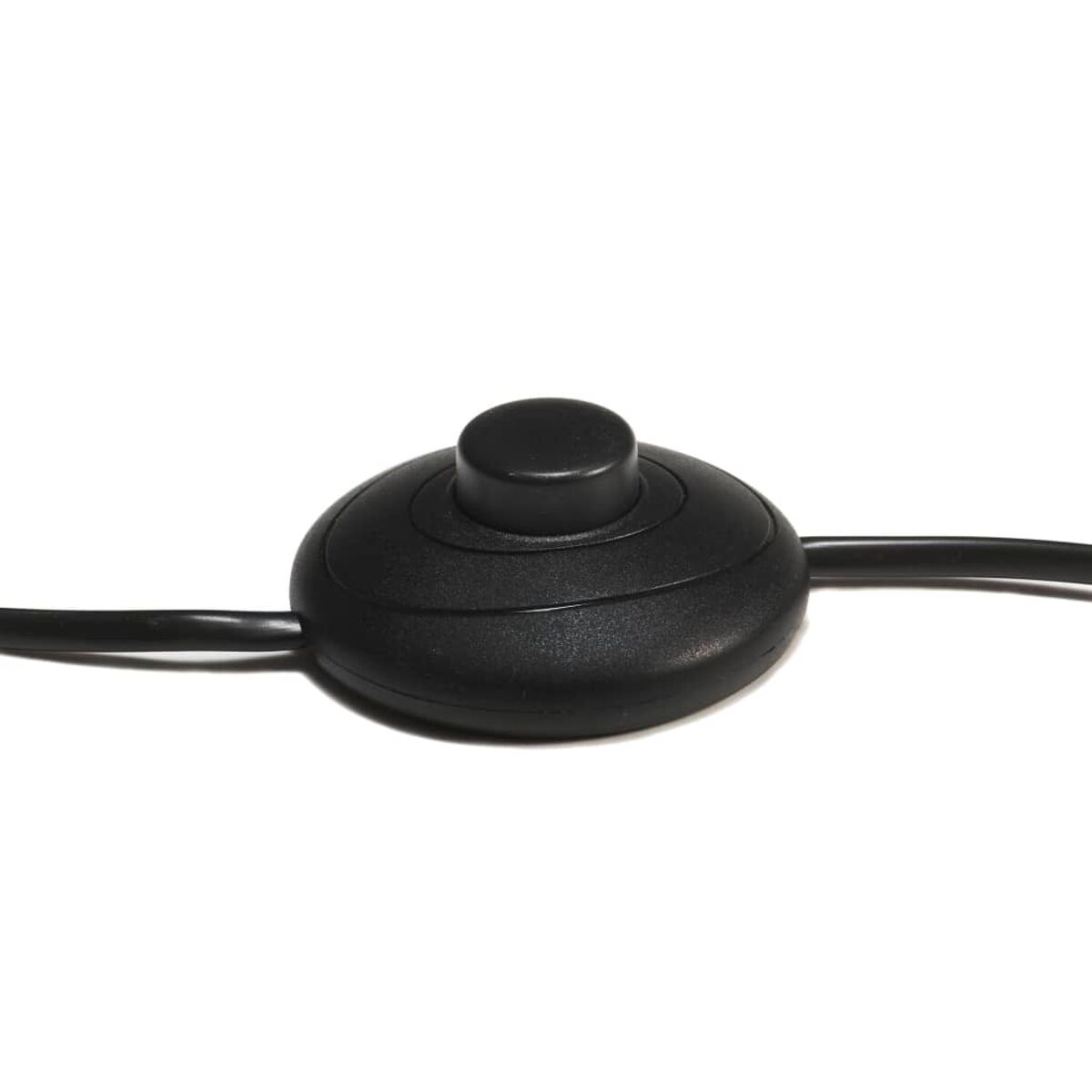 Ein schwarzer, runder Fußschalter mit einem schwarzen Kabel, auf weißem Hintergrund.