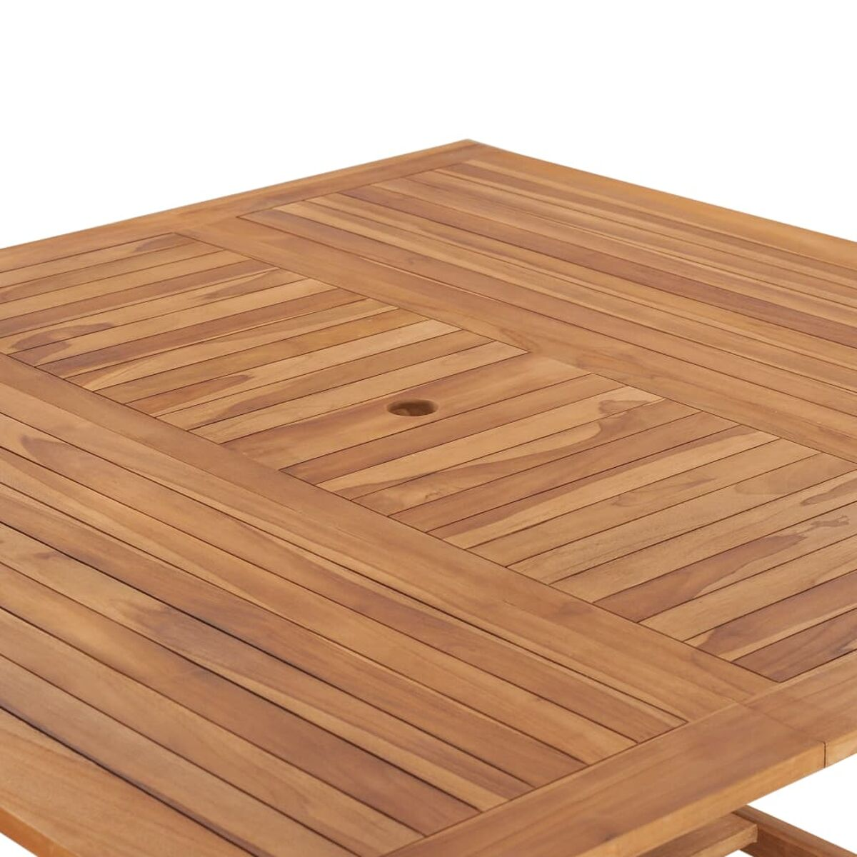 Quadratischer Holztisch mit Loch in der Mitte und Holzmaserungsdetails.