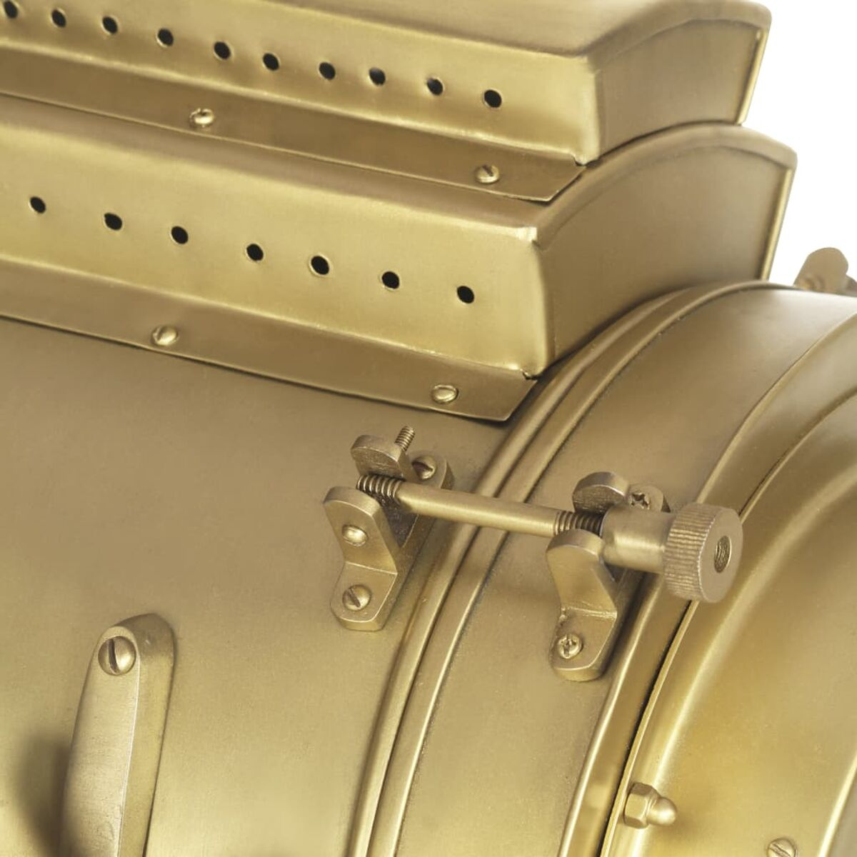 Nahaufnahme eines goldfarbenen Metallobjekts mit Schrauben und Löchern. Industriedesign.