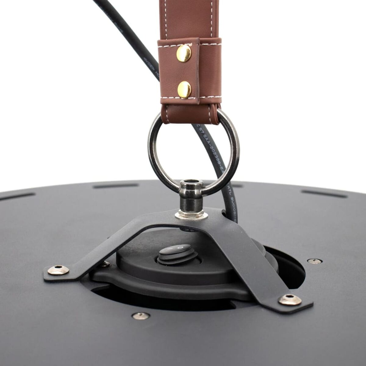 Close-up van een zwarte lamp met een bruine leren riem, witte achtergrond.