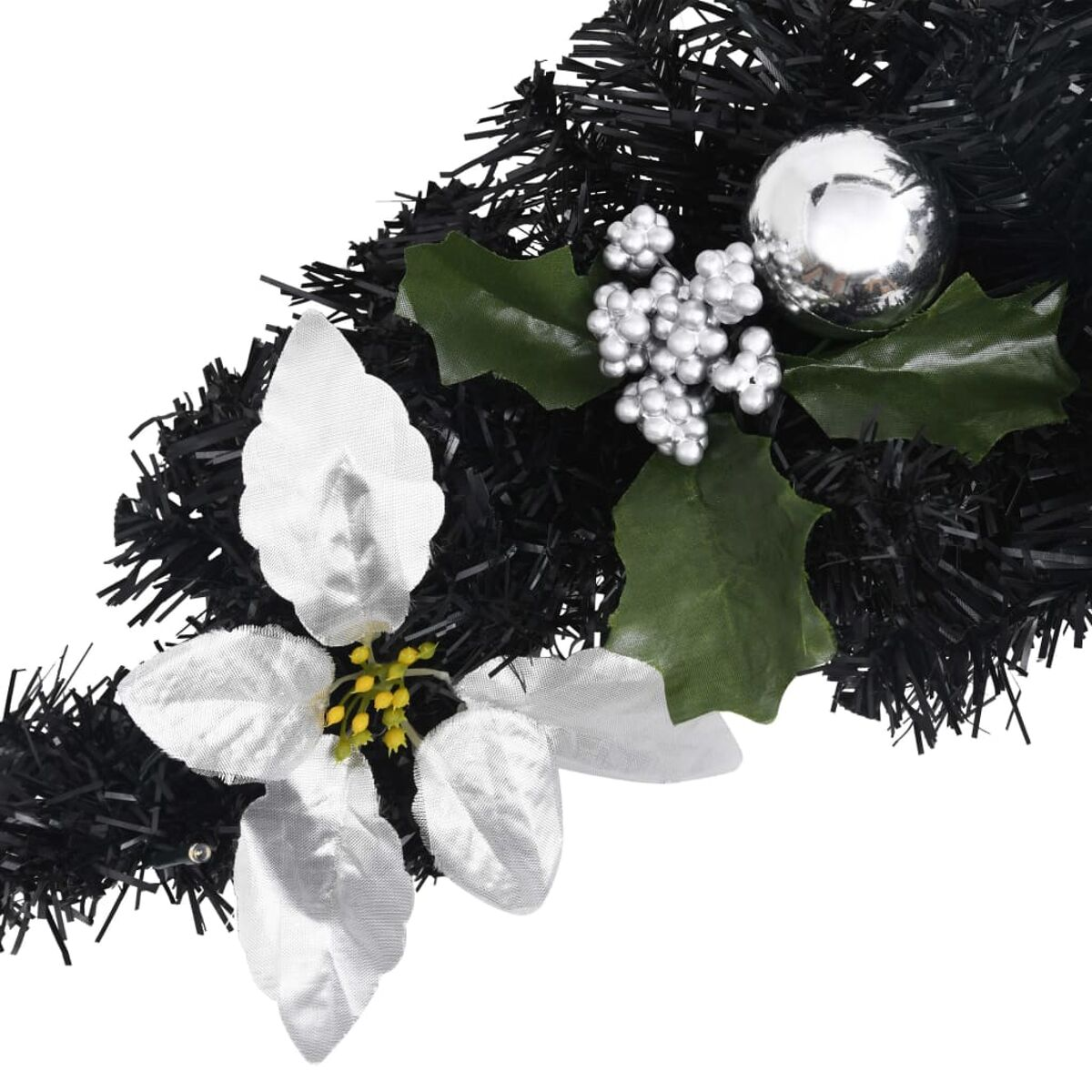 Eine schwarze Girlande mit weißen Blumen, Beeren und einer silbernen Kugel. Die Girlande ist dekoriert.